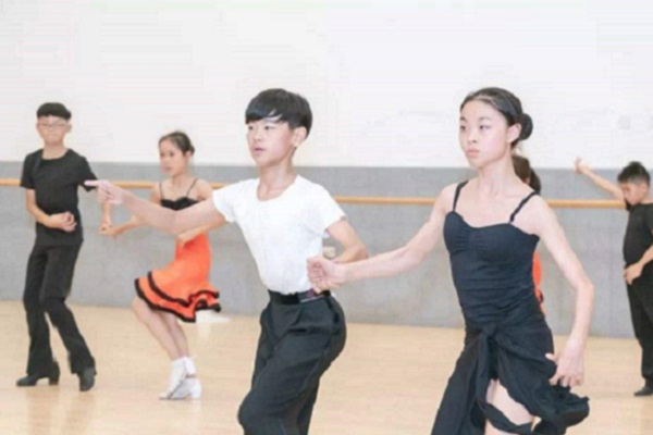 女生技校学什么最挣钱（女生技校如何选择专业呢）
