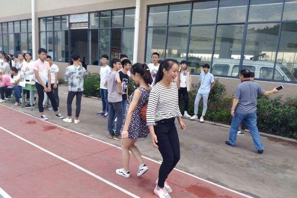 成都新东方烹饪学校学费多少(成都新东方烹饪学校学费多少一年)