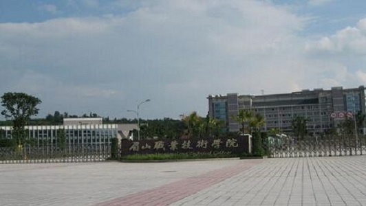 成都铁路技工学校是公办还是民办(成都交通高级技工学校招生简章)