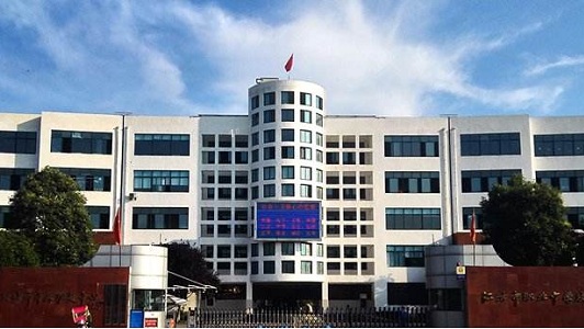 成都中专卫校公办还是私立好（探讨成都中专卫校的性质及优劣势）图3