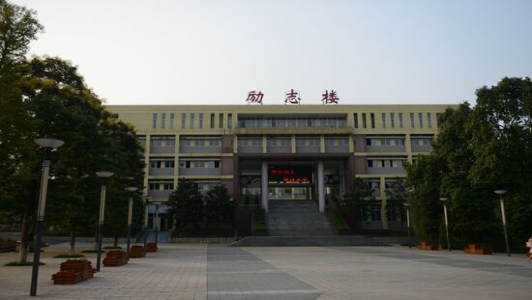 四川中专一共多少人报考的报考人数统计图1