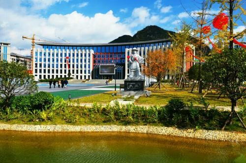 四川省宜宾卫生学校一年学费多少（宜宾卫校收费标准）