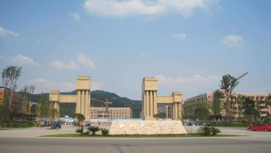 成都私立初中学校排名前十(四川初中学校排名2020)