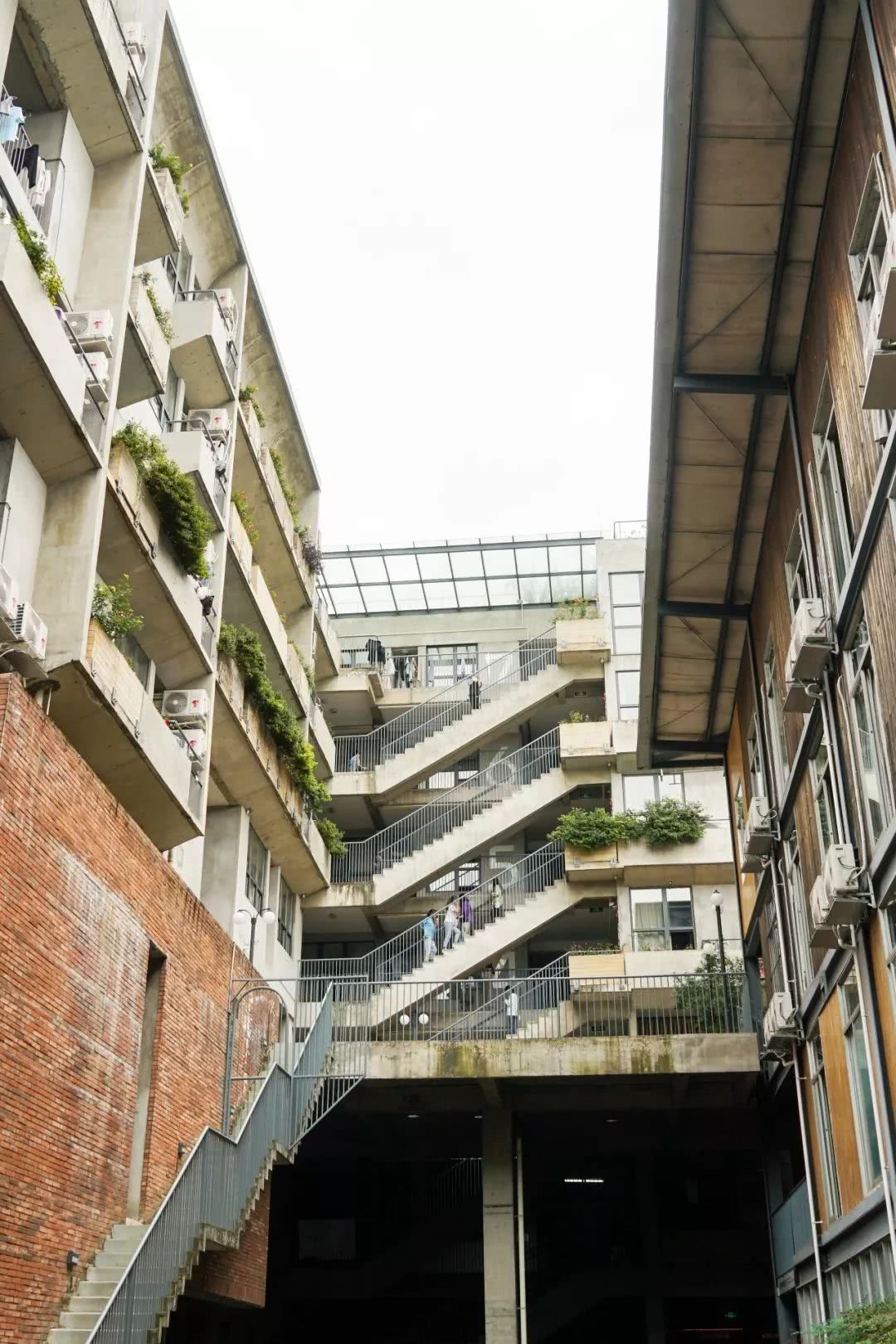 成都国际标榜职业学校在哪里(四川国际标榜学院官网)