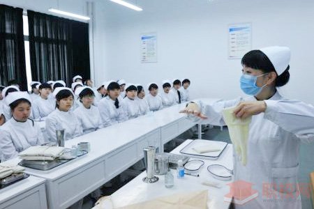 成都大专护士学校学费是多少(成都卫校学费一般多少)