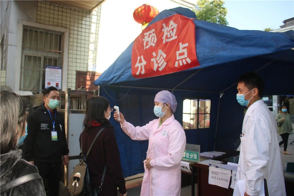 宜宾卫生学校联系方式(宜宾卫校分数线)