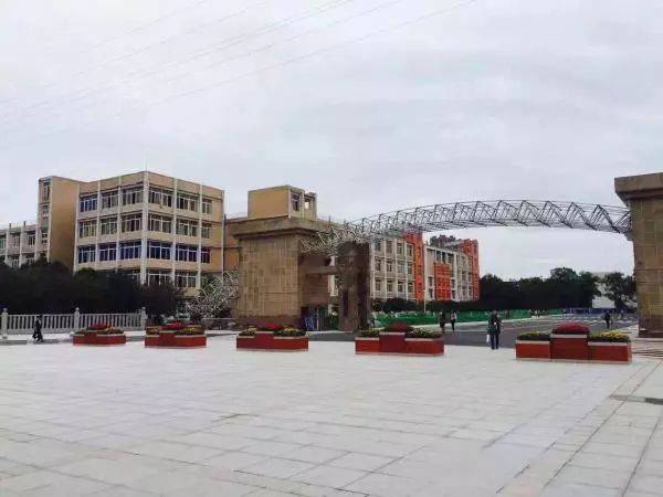 宜宾职业技术学校详细地址(宜宾职业学校排名)