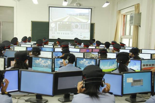 学高铁去哪个学校技校(高铁乘务员条件)