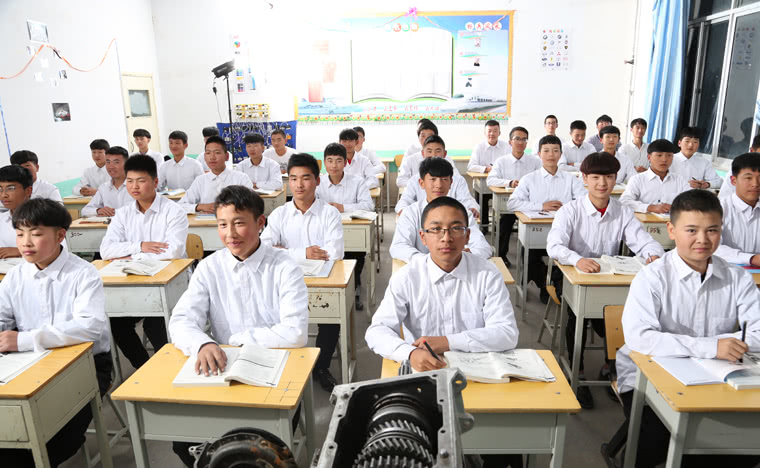 学高铁去哪个学校技校(高铁乘务员条件)
