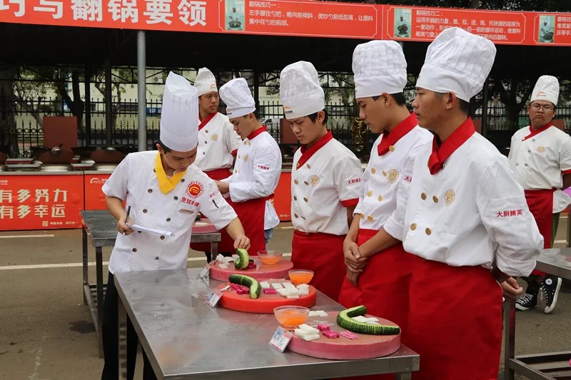 初中毕业想学厨师上哪个学校(学厨师在哪里学最好)