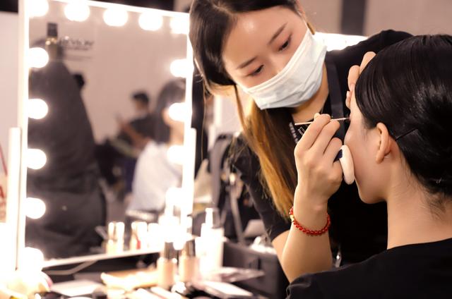 成都化妆培训学校哪家好(成都茜茜造型化妆培训学校)