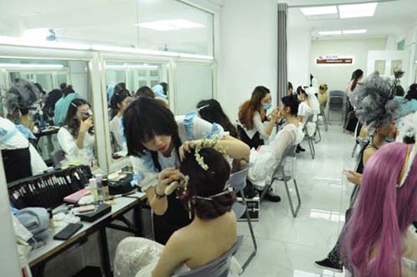 美容师培训学校(美容培训班一般要多少钱)