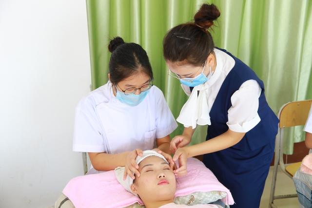 女生技校学什么最挣钱(女生上技校学什么专业挣钱)