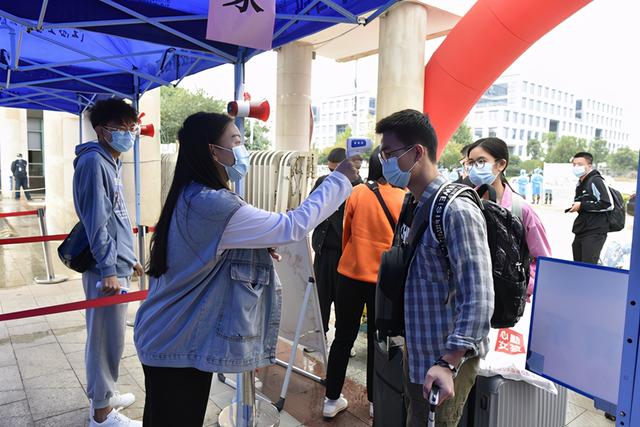 成都工贸职业技术学院学费(成都市工业职业技术学校财贸校区)