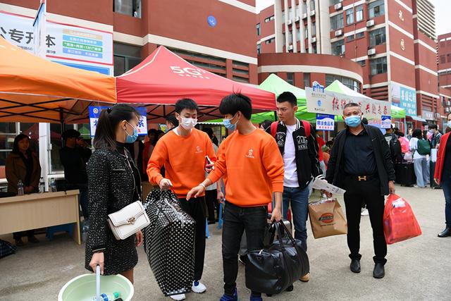 成都工贸职业技术学院学费(成都市工业职业技术学校财贸校区)