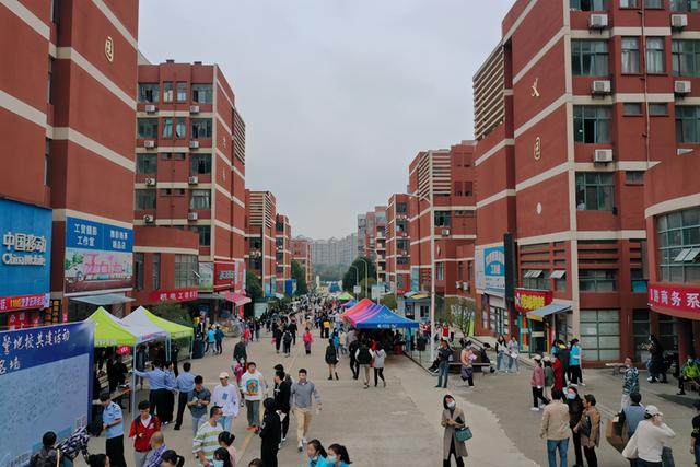 成都工贸职业技术学院学费(成都市工业职业技术学校财贸校区)
