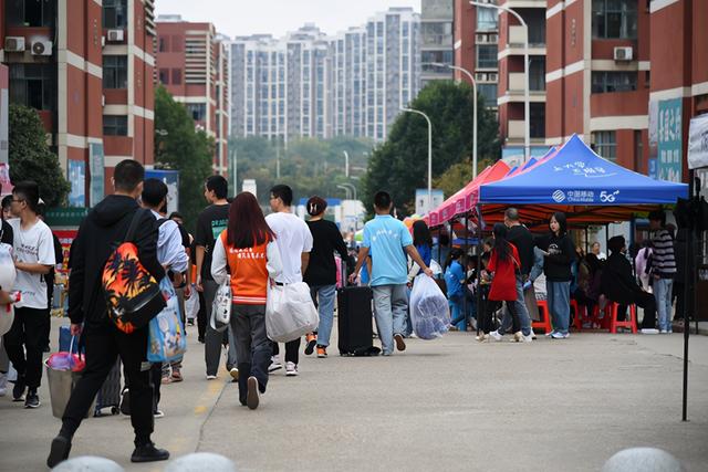 成都工贸职业技术学院学费(成都市工业职业技术学校财贸校区)