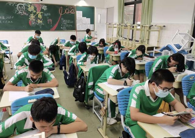 初中封闭式学校在哪里有(那里有初中封闭式学校)