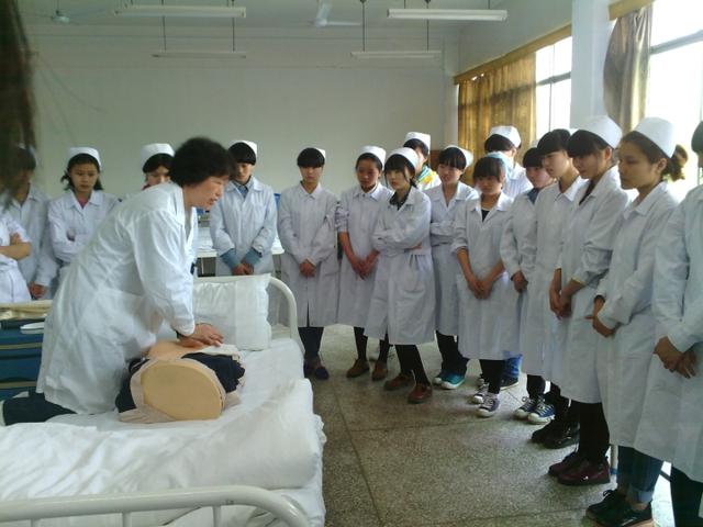 重庆卫校学费多少(重庆知行卫校学费多少)
