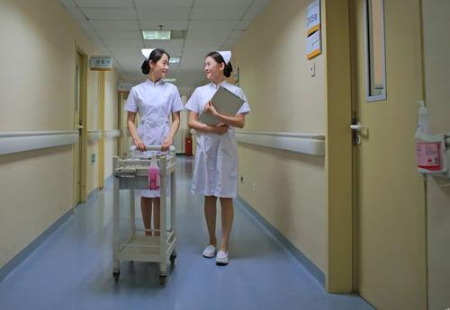 重庆卫校学费多少(重庆知行卫校学费多少)