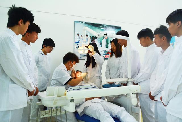 口腔学校大专院校哪个好(昆明口腔学校大专院校)