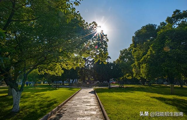 四川卫校龙泉校区招生信息(龙泉卫校四川2015招生分数线划定)