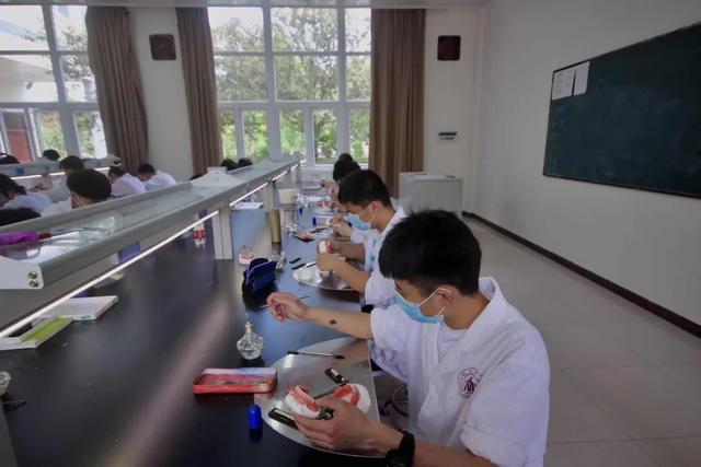 关于成都华西卫校是公办还是民办的信息