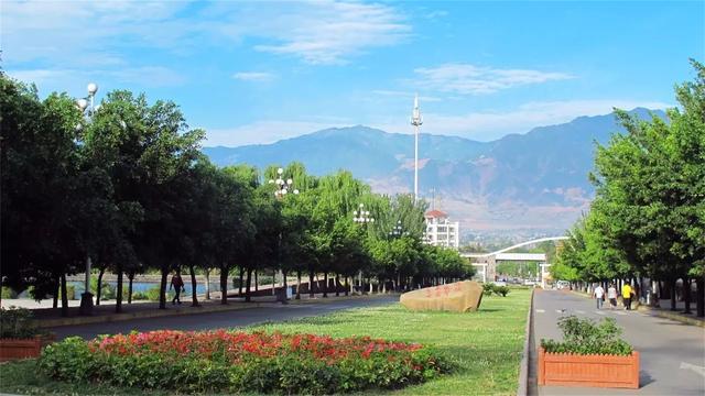 四川高铁学校好不好(四川高铁乘务员专业的学校有哪些)