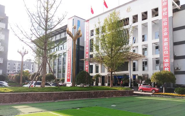 成都铁路工程职业学校(成都铁路工程学校招生电话)
