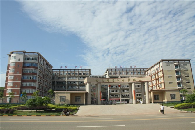 成都指南针职业技术学校好不好(成都指南针职业技术学校校园图片)