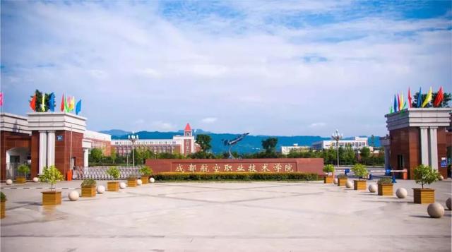 四川高铁乘务学校哪个好(四川高铁乘务专业的学校)