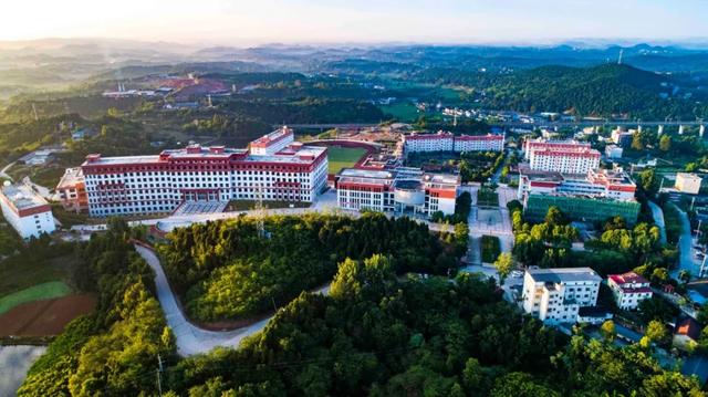 四川高铁乘务学校哪个好(四川高铁乘务专业的学校)