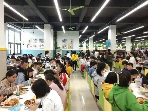 四川工商技术学校收费(四川工商学校成都校区)