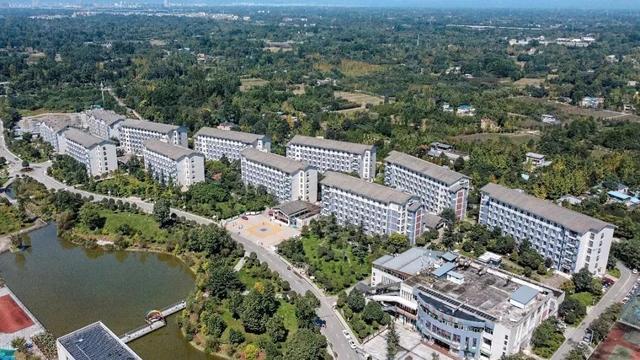 四川工商技术学校收费(四川工商学校成都校区)