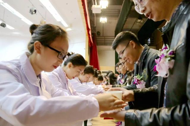 包含四川护理学校在哪里的词条