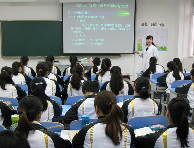四川省宜宾卫生学校学费(四川省宜宾读卫校要多少钱)
