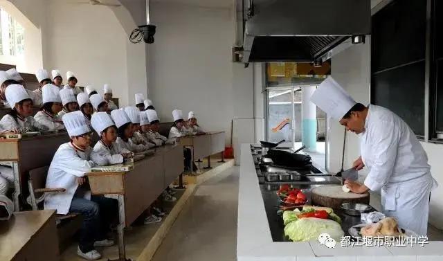 都江堰职业中学学费(都江堰职业中学宿舍)