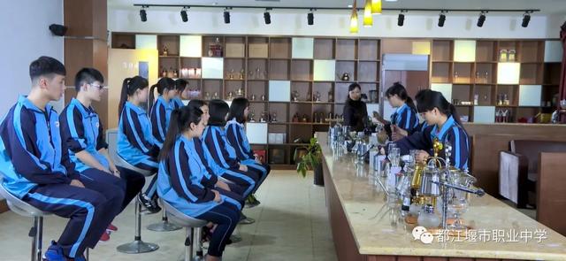 都江堰职业中学学费(都江堰职业中学宿舍)