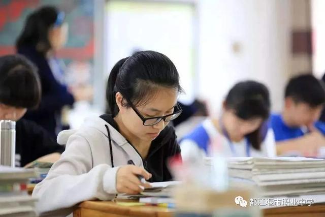 都江堰职业中学学费(都江堰职业中学宿舍)