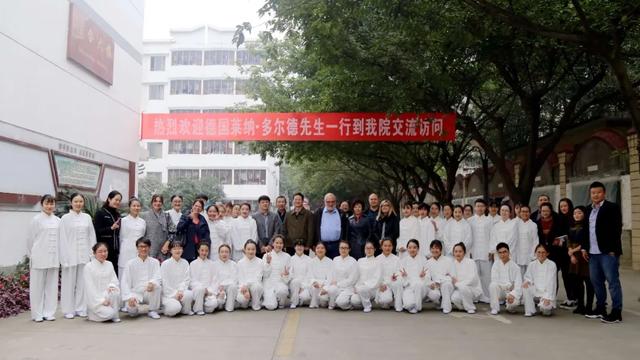 包含四川护士职业学校的词条