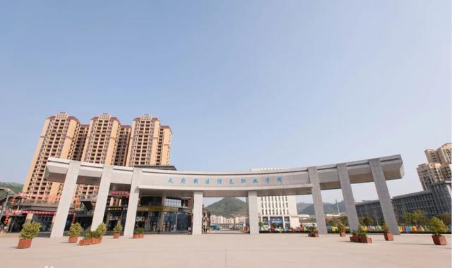 四川天府新区信息职业学校(四川天府新区信息职业学院师生人数)图1