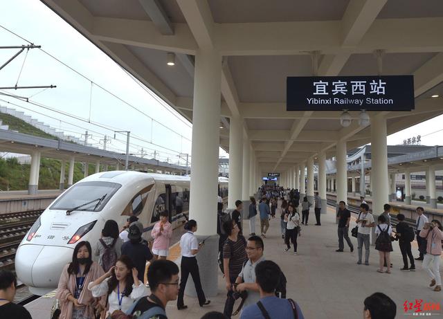 乐山高铁乘务员学校学费(高铁乘务员学校学费多少)