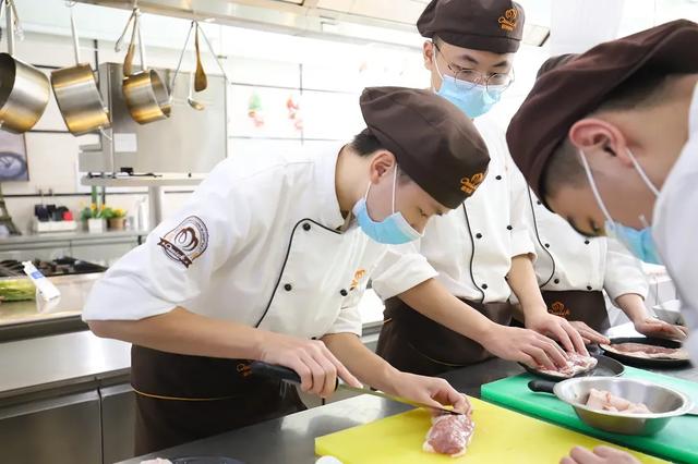 男孩子初中学历学什么专业好(男生初中毕业学什么专业有前途)