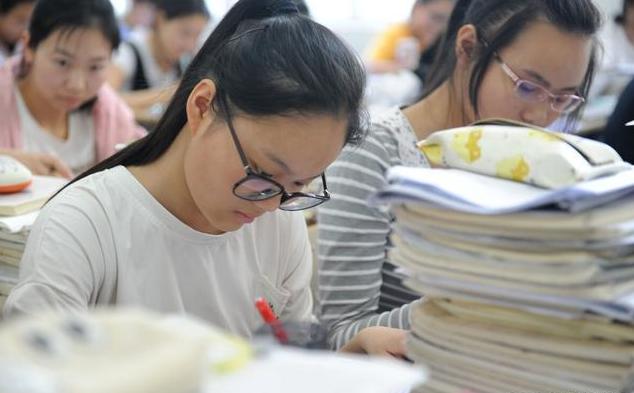 初中毕业成绩不好读什么学校好(女孩成绩不好初中毕业读什么学校好)