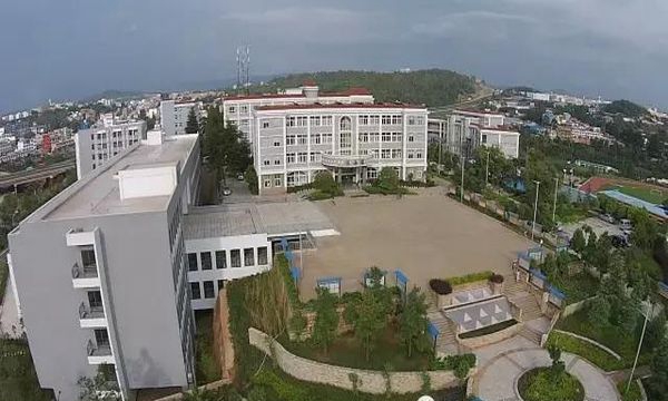 广安市景山职业高中学校(广安市景山职业高中学校一个学期多少钱)