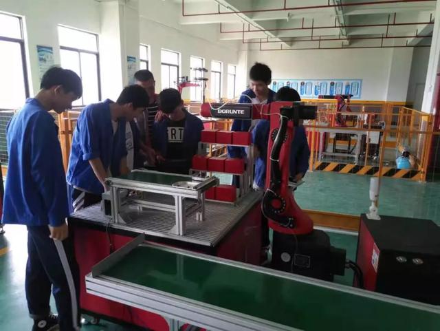初中毕业生适合的学校(初中毕业怎样填志愿选学校)