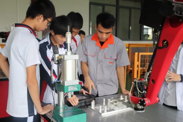 初中毕业生适合的学校(初中毕业怎样填志愿选学校)