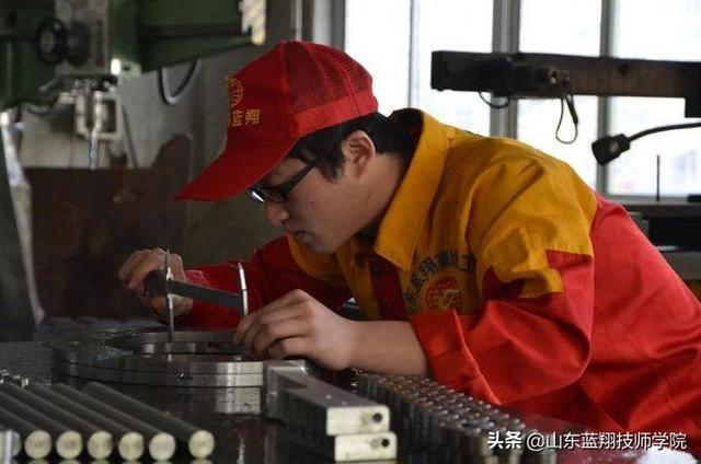 初中学历的男生学什么好(没学历男生学什么技术)