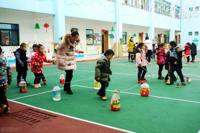 女孩子高职高专学什么专业好(职高学费一年多少)